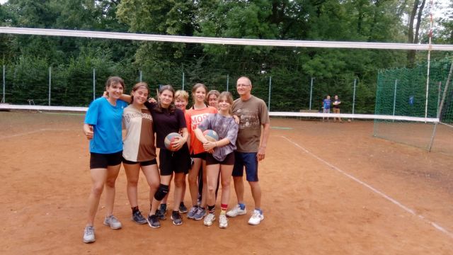 Volejbalistky nižšího gymnázia slaví druhé výročí